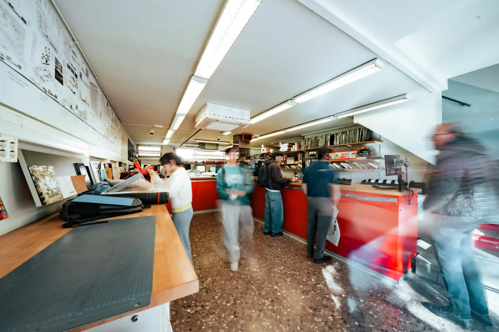 Interior del mostrador de Alfambra con clientes