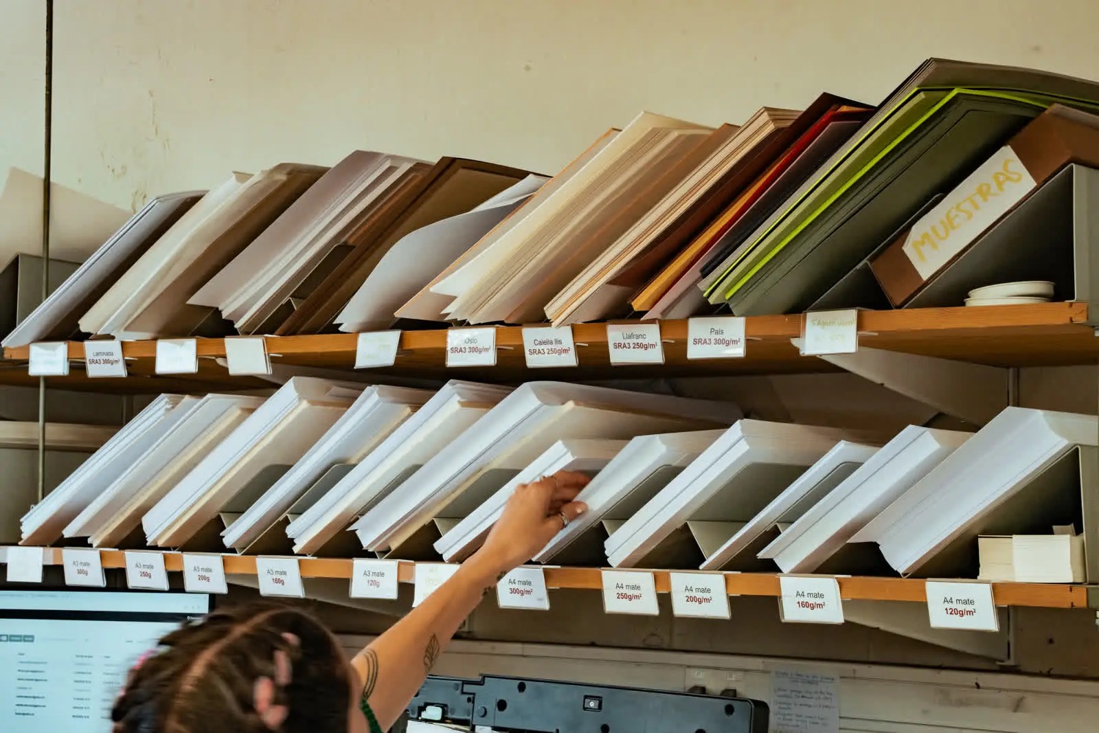 Mostres de paper i materials a l'Alfambra